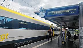Die Linie RE55 mit Start in Donaueschingen fährt bis auf Weiteres nur bis Herbertingen. Die Bergungsarbeiten sind auch am 29. Juli noch ...