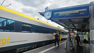 Die Linie RE55 mit Start in Donaueschingen fährt bis auf Weiteres nur bis Herbertingen. Die Bergungsarbeiten sind auch am 29. Juli noch ...