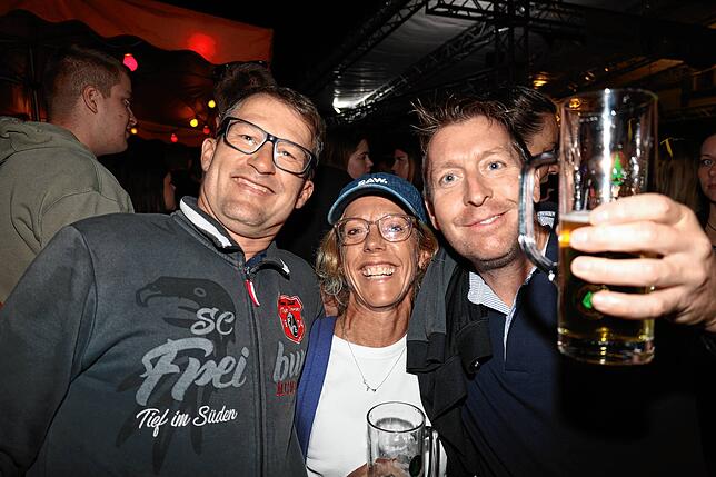 Bild 10: Wollmatinger Dorffest 2025: Wilde Engel bringen Stimmung und Partyfeeling pur