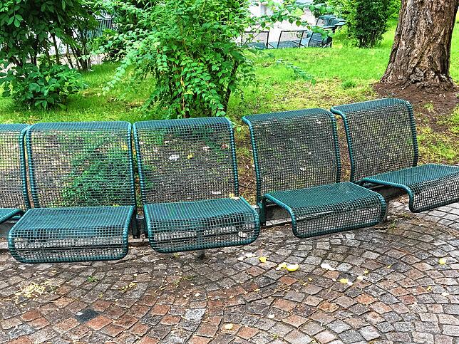 Rund um die Bank am Mini-Park neben der Kirche häuft sich Müll.