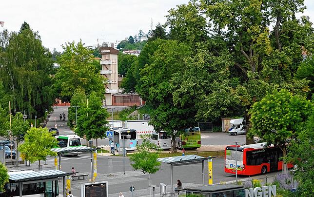 Hier ist im Hintergrund der Schlauchturm der Feuerwache zu sehen. Auf diesem Areal soll das Hotel gebaut werden.