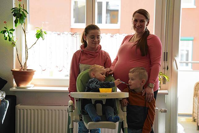 Katharina Salomo mit drei ihrer bald sechs Kinder. Bei ihren drei Schulkindern muss sie immer damit rechnen, dass Präsenzunterricht ...