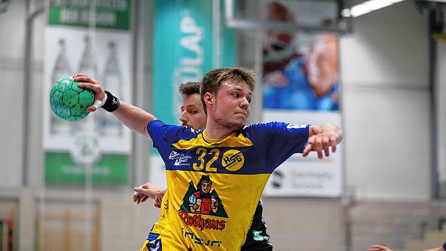 Jonas Hadlich (am Ball) erzielte sieben Treffer für die HSG Konstanz II in Knielingen (hier ein Archivbild aus der vergangenen Saison).