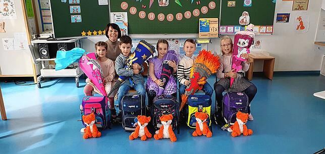 Klasse JüB: Die Kinder mit Klassenlehrerin Kathleen Rüber.