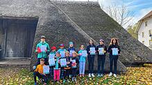Nach dem Berglauf auf den Loipen am Klausenhof zeigen sie stolz ihre Urkunden: der Nachwuchs des SC Hotzenwald und des SC Bad Säckingen. ...