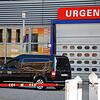 Ein Leichenwagen steht vor dem Notdienst eines Krankenhauses in Straßburg.