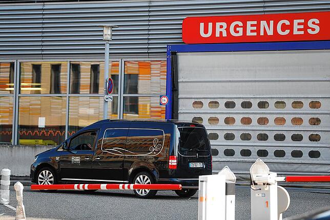 Ein Leichenwagen steht vor dem Notdienst eines Krankenhauses in Straßburg.