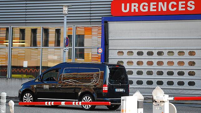 Ein Leichenwagen steht vor dem Notdienst eines Krankenhauses in Straßburg.