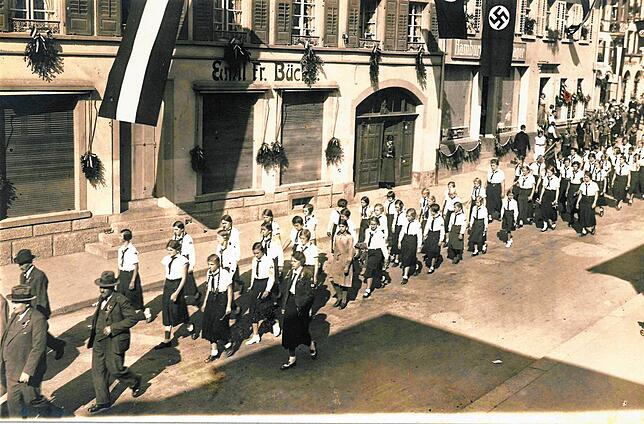 Umzug anlässlich des Erntedanks im Jahr 1934. Ein seltenes Foto der Wehrer BDM-Mädchen in ihrer typischen Kluft.