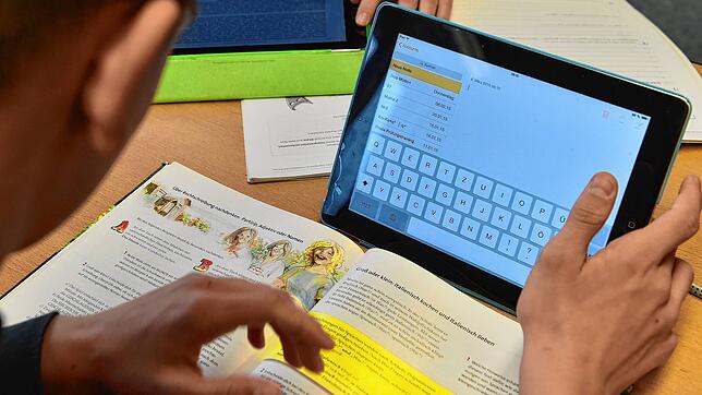 782 Computer und Tablets hat der Landkreis Waldshut für die kreiseigenen Schulen angeschafft. Von den neuen Geräten sollen möglichst ...