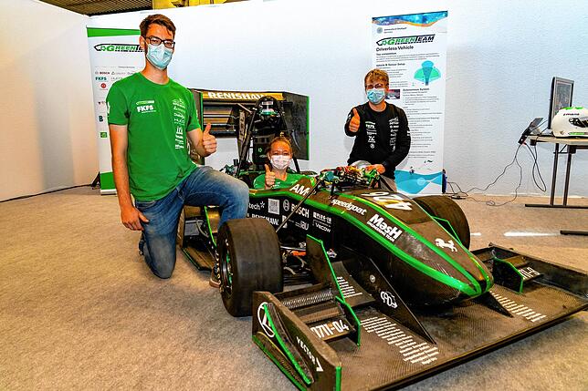 Studenten von der Universität Stuttgart mit ihrem Sieger-Auto von der diesjährigen „Formula Student“. Von links Thomas ...