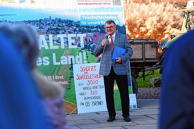 Oberbürgermeister Andreas Brand nahm die Unterschriften der Initiative „Schützt die Schätzlesruh“ entgegen.