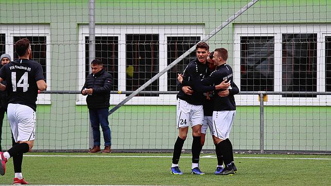 Torjubel: Douglas Knappe (links) feiert hier seinen Zweiten Treffer.