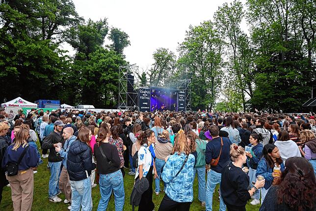 Bild 10: Los geht&lsquo;s &ndash; Fans und Mitarbeiter strömen auf das Festivalgelände