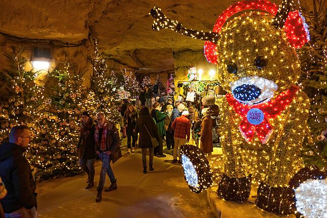 Weihnachtsmarkt in einer Höhle. So möglich in der Gemeindegrotte Valkenburg.