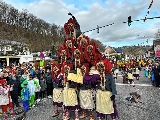 Bild 13: Narren feiern ausgelassen &ndash; Bilder vom Umzug (Teil 2)