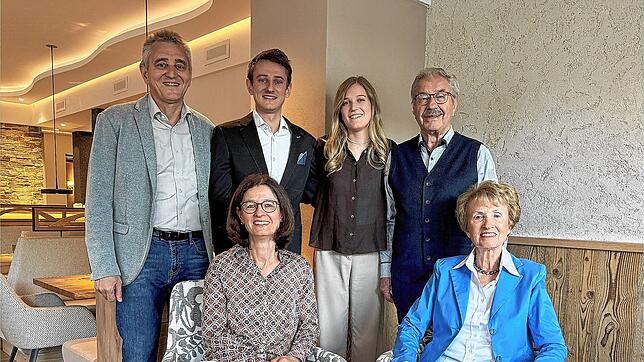 Drei Generationen: (hinten v.r.) Matthias, Philipp, Carolin Maier, Erich Bercher, vorne im Bild Andrea Maier- Bercher und ihre Mutter ...