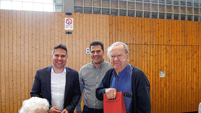 Bürgermeister Holger Mayer (von links) und Binningens Ortsvorsteher Nico Merkt überreichen an den mit 94 Jahren bereits zum dritten Male ...