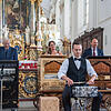 Ein bemerkenswertes Konzert für Orgel und Drehorgeln erklang in der Überlinger Franziskanerkirche. An den Drehorgeln sind (von links) ...