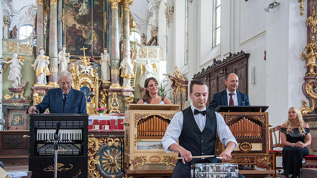 Ein bemerkenswertes Konzert für Orgel und Drehorgeln erklang in der Überlinger Franziskanerkirche. An den Drehorgeln sind (von links) ...