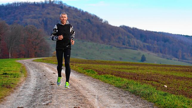 Roland Gröflin aus dem Schweizer Rheinfelden startete am Samstag seinen Lauf rund um die Schweiz und läuft dabei wie hier auf dem Bild ...