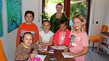 Klara, Ferdinand, Amy, Malia und Juna mit Sybille Trefflich. Im neu eröffneten Atelier im Grünen erlebten sie während ihre Malkurses ...