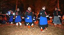 Bild : Konstanzer Fasnacht: Im Uniwald tanzen Narren und Mäschgerle am Feuer
