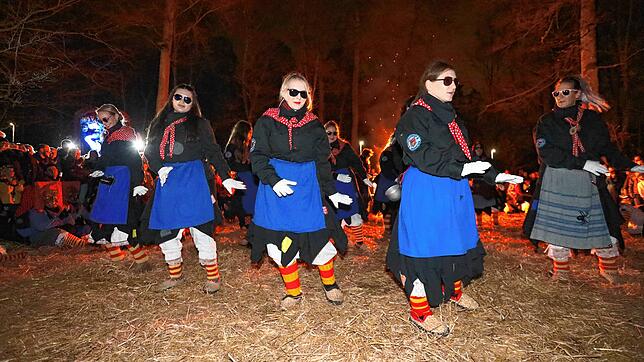 Bild 1: Konstanzer Fasnacht: Im Uniwald tanzen Narren und Mäschgerle am Feuer