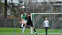 Ein Kopfballduell aus dem umkämpften Derby zwischen der DJK Villingen (grün-weiße Trikots) und der SG Marbach/Rietheim.