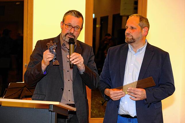 Andreas Gerber (links) übergibt seinem designierten Nachfolger Justus Obermeyer symbolisch den Schlüssel für die Lokalredaktion Bad ...