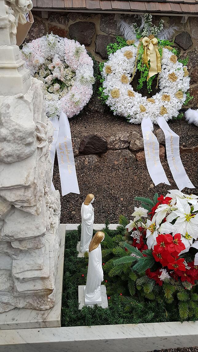 Kränze auf dem Friedhof.
