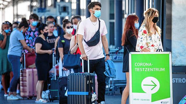 Reiserückkehrer am Flughafen Stuttgart wollen sich direkt testen lassen, um eine Quarantäne zu vermeiden. Noch ist das möglich.