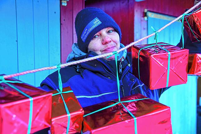 Sarah Grupp aus Villingen-Schwenningen ist zum ersten Mal als Helferin beim Weihnachtszauber. Hier schmückt sie die Verkaufsbuden im ...
