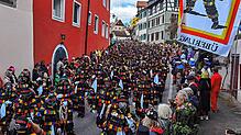 Die Hänsele jucken die Aufkircher Straße herunter.