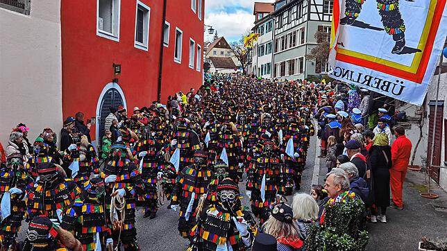 Die Hänsele jucken die Aufkircher Straße herunter.