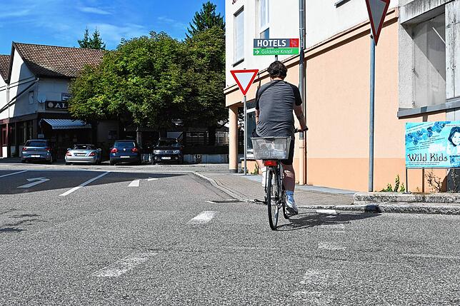 Manchmal wirft die Markierung wie hier in Lohgerbe Fragen auf: Führt der Fahrradweg auf die Straße oder auf den Bürgersteig?