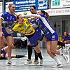 Im letzten Derby unterlag der SV Allensbach (am Ball Katharina Bok) dem TuS Steißlingen (rechts Kim Espinosa). Nun wollen die Gastgeber ...