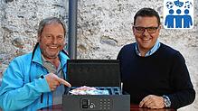 Martin Schäuble, Präsident der Narrizella Ratoldi (links) und Oberholzer Andreas Fiedler neben einer Kasse der Narrizella. Ein großer ...