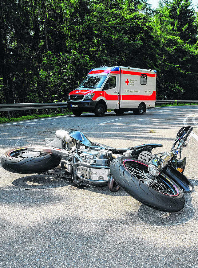 Zwei Motorradfahrer sind 2016 bei einer Fahrt auf der Bundesstraße 33 zwischen Nußbach und St. Georgen gestürzt und dabei schwer ...