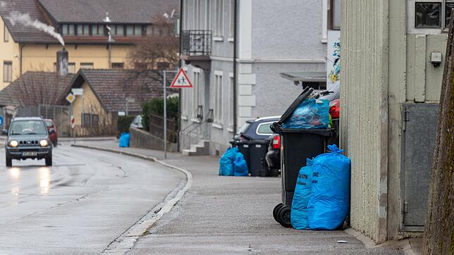 Für die Berechnung der Müllgebühren gibt es verschiedene Systeme. Im Landkreis, hier eine Entsorgung in Waldshut, wird eine Jahresgebühr ...