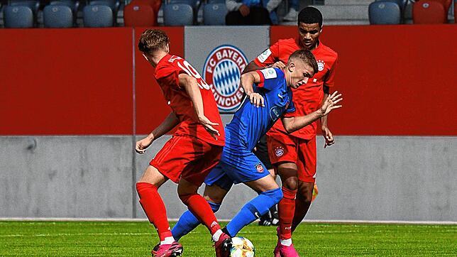 Julian Stark (Mitte) im Einsatz für den 1. FC Heidenheim bei einem Junioren-Bundesligaspiel gegen den FC Bayern München.