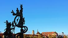 Bizarr kund provozierend: Peter Lenk wollte den Stuttgartern seinen Schwäbischen Laokoon (links) schenken. Doch meint mancher, das ...