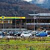 Auf dem Parkplatz des Brennet-Parks in Bad Säckingen stehen am 30. Dezember 2020 viele Autos, aber kaum solche aus der Schweiz.