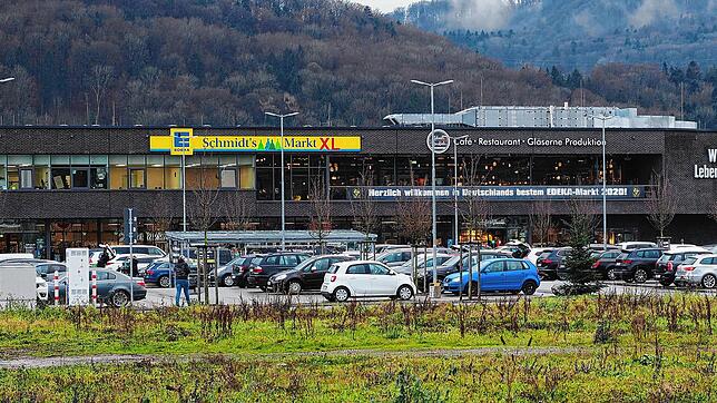 Auf dem Parkplatz des Brennet-Parks in Bad Säckingen stehen am 30. Dezember 2020 viele Autos, aber kaum solche aus der Schweiz.