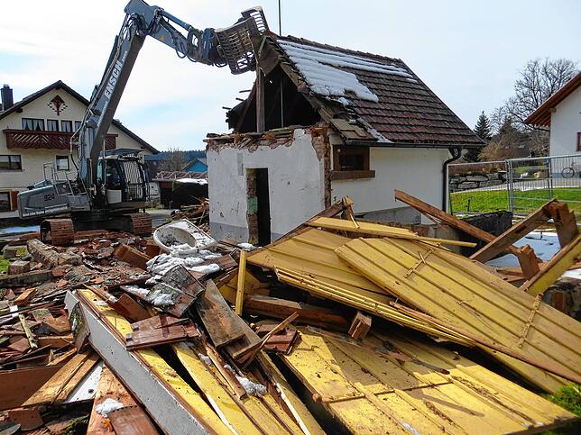 Übrig bleiben nur Schutt und Trümmer. Stück für Stück wird das alte Feuerwehr-Gebäude in Unterbränd abgetragen.
