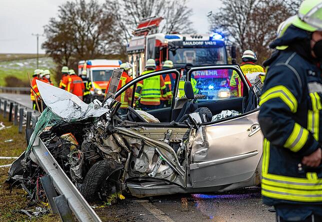 Beide Unfallbeteiligten wurden in ihren Fahrzeugen eingeklemmt, informiert die Polizei.