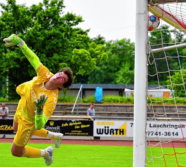 Vergeblich geflogen: Diesen Ball lenkte Niklas Zähringer von der U23 des FV Lörrach-Brombach zwar an die Latte. Absteigen musste seine ...