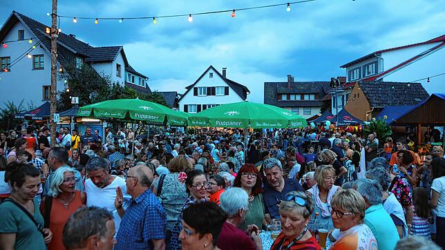 Bild 1: Dingelsdorf feiert wieder! Auf dem Dorfplatz findet das Herbstfest statt