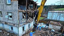 Abrissarbeiten der Brandruine an der Bundesstraße: Der Eigentümer lässt an der gleichen Stelle ein Nachfolgeprojekt errichten.