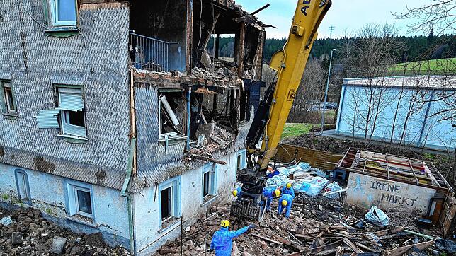 Abrissarbeiten der Brandruine an der Bundesstraße: Der Eigentümer lässt an der gleichen Stelle ein Nachfolgeprojekt errichten.